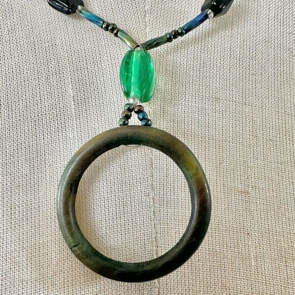 Green open circle beaded pendant necklace - Picture 4 of 9